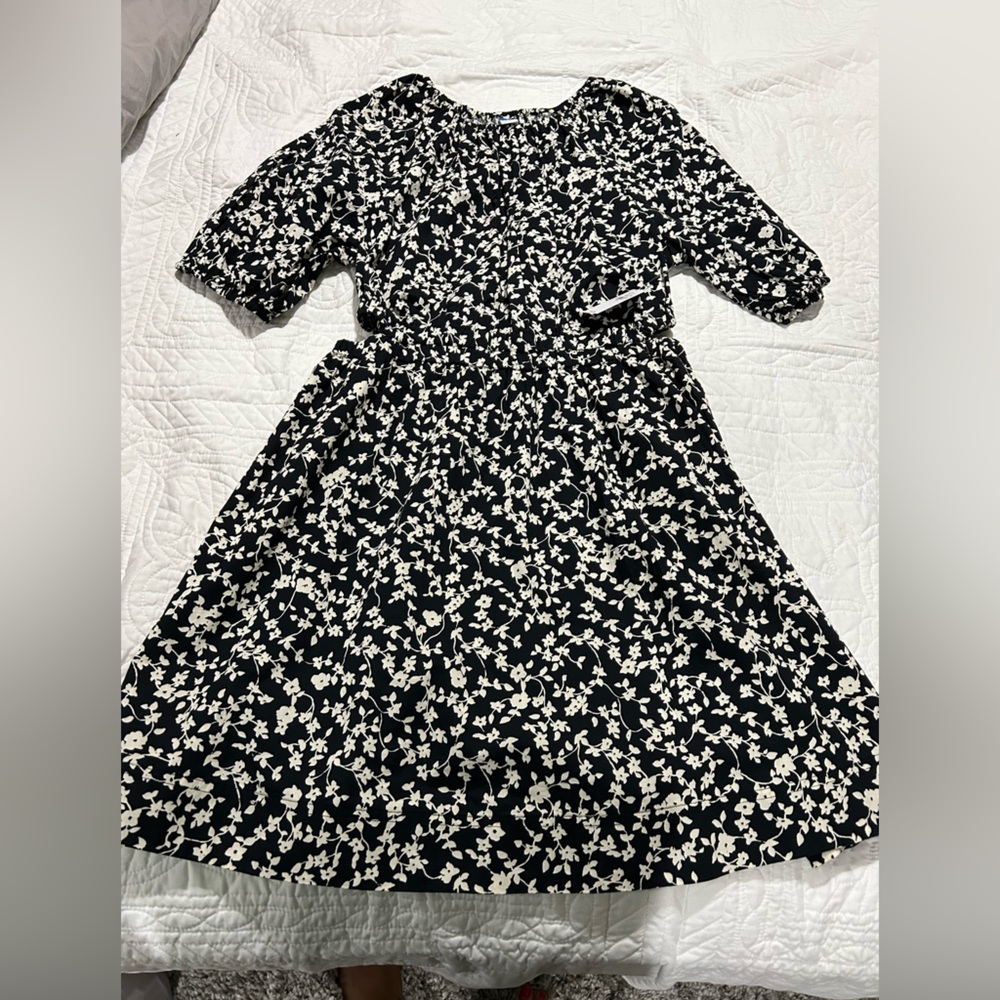 NWT Old Navy small side cutout black and white fit and flare dress with pockets